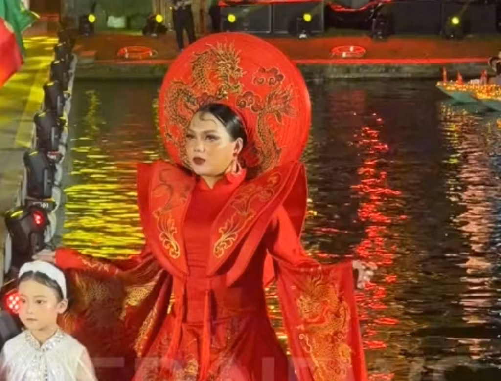 Mới đây, Phạm Thoại tiếp tục gây tranh cãi khi xuất hiện trên sàn diễn trong show thời trang của NTK Thạch Linh diễn ra tối 9/9 tại Hoa Lư (Ninh Bình), anh chàng diện thiết kế áo dài cách điệu màu đỏ, họa tiết màu vàng.