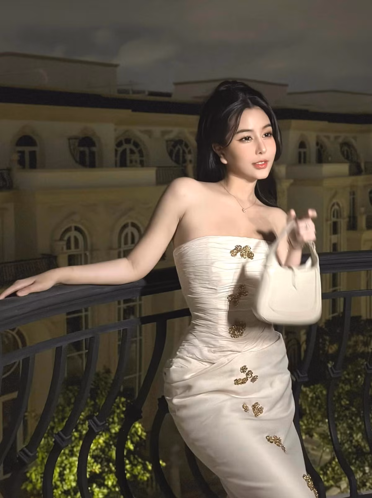 Võ Ngọc Trân sở hữu nhan sắc quyến rũ với gương mặt xinh đẹp và ba vòng nóng bỏng.