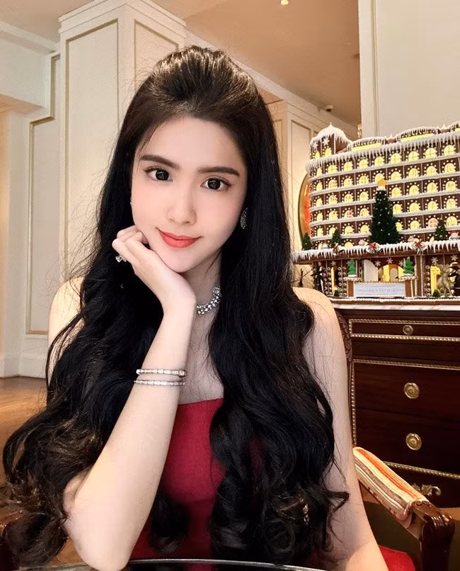 Đoan Nghi cao 1m65, số đo 3 vòng lần lượt là 86-57-95(cm).