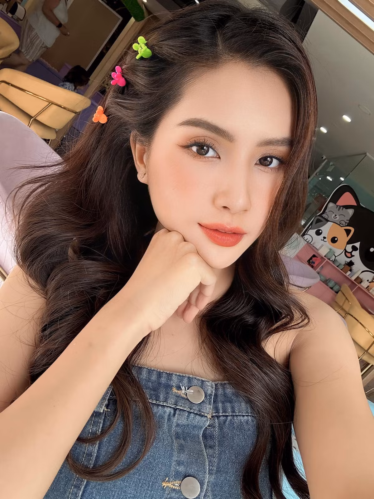 Bên cạnh đó, làn da của bà mẹ một con láng mịn cũng khiến cư dân mạng phải ghen tị.