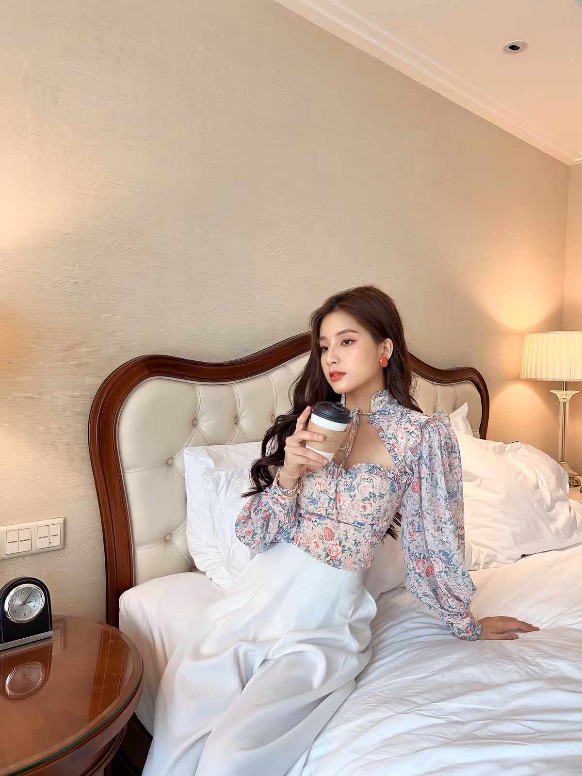Những bức ảnh tình cũ Jack đăng tải trên mạng xã hội đều cho thấy đường nét gương mặt thon gọn, sắc sảo.