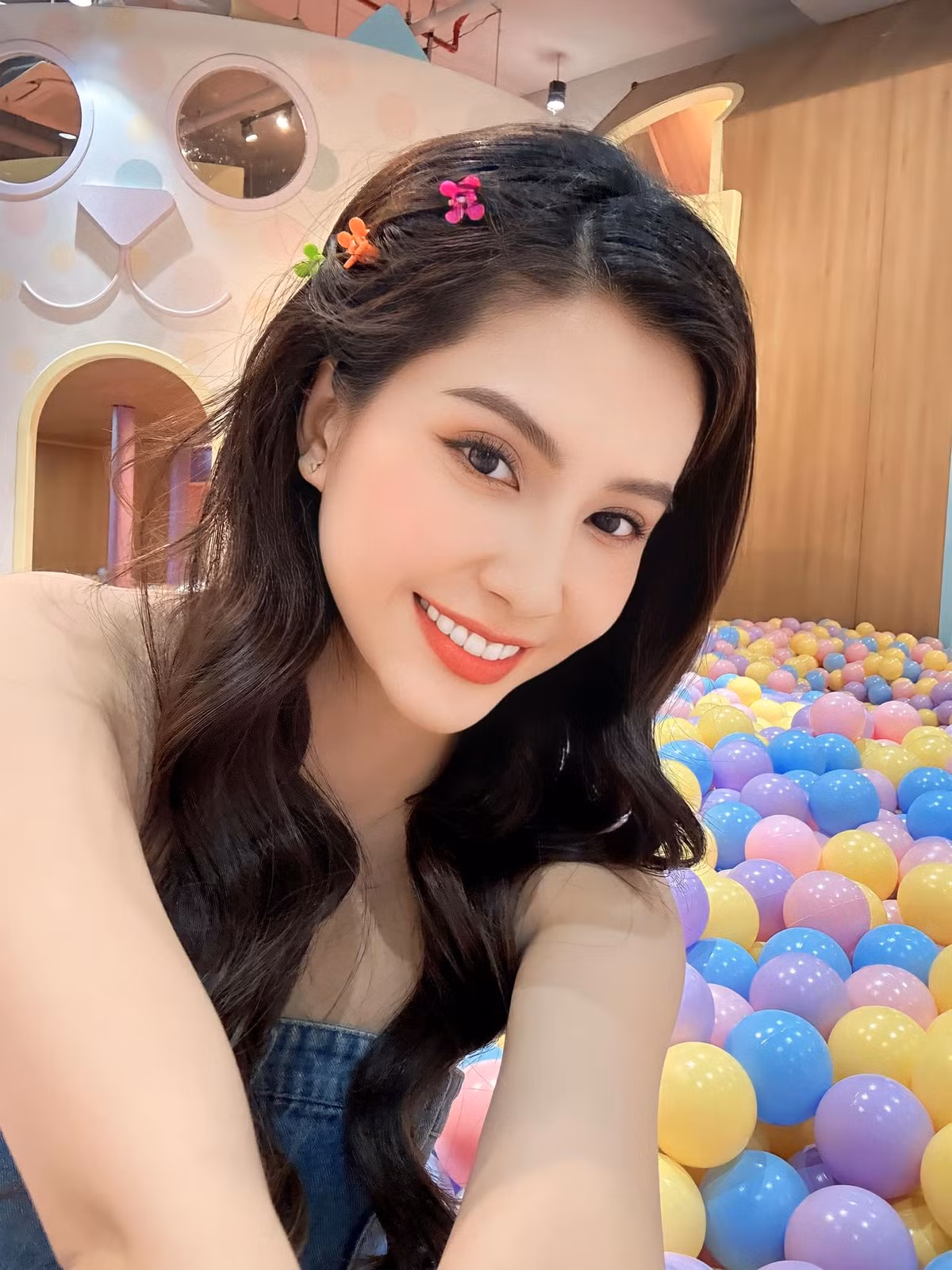 Không chỉ xinh đẹp qua những bộ ảnh được thực hiện cầu kỳ, Thiên An còn khoe nhan sắc không khuyết điểm với ảnh selfie.
