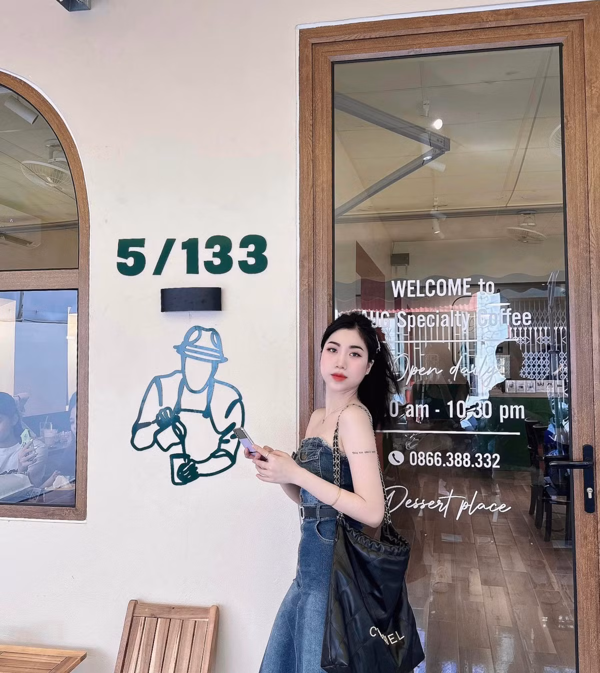 Cô nàng có mối quan hệ rất tốt với anh trai, thường xuyên chụp ảnh chung và khoe anh trai trên mạng xã hội. Ảnh: FBNV