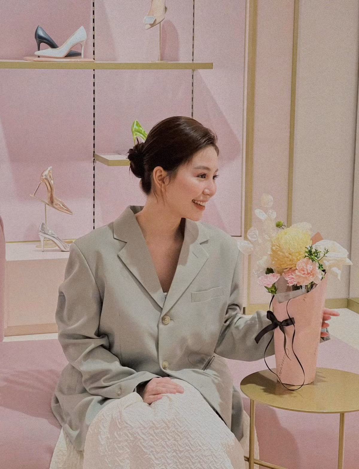 Người đẹp tăng cân nhiều, khuôn mặt trở nên phúng phính, có da thịt hơn nhưng vẫn giữ được vẻ đáng yêu, ngọt ngào.