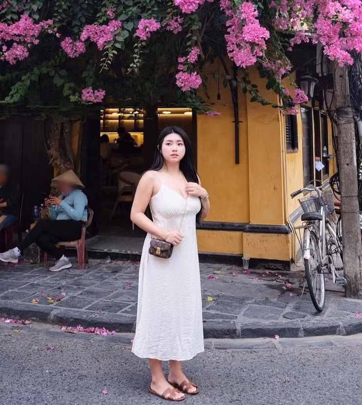 Cô thường lựa chọn những bộ đồ có thiết kế tôn vòng 1 như dáng cúp ngực, quây, cổ chữ V.