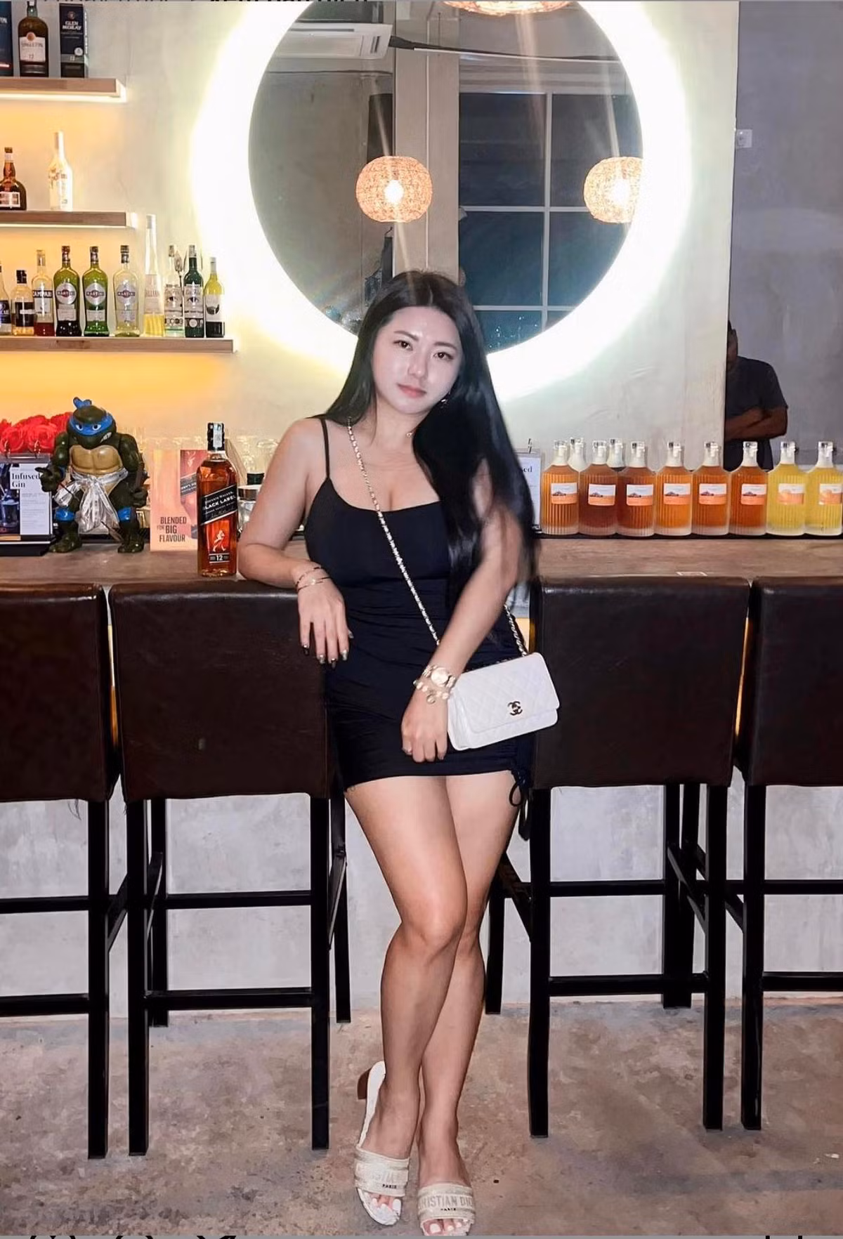 Không ít cư dân mạng bất ngờ khi biết cô là mẹ đơn thân, cậu con trai kháu khỉnh của cô đã 6 tuổi.