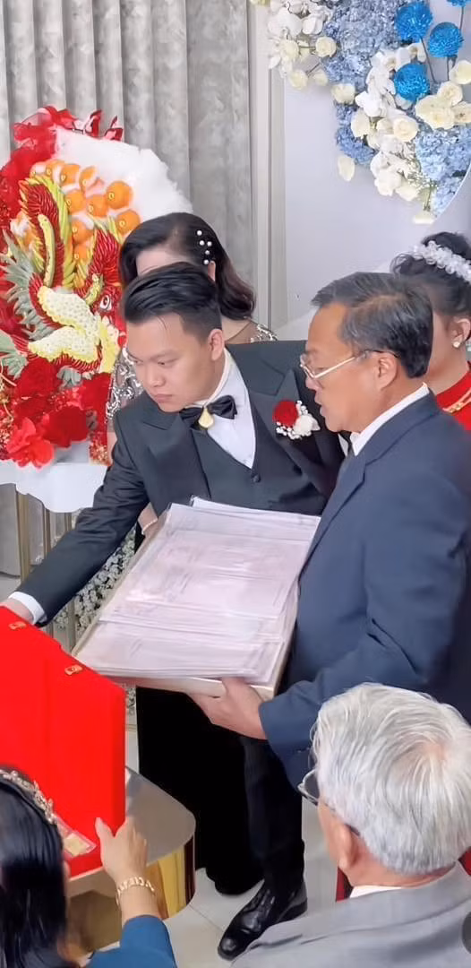 Trong phần trao của hồi môn, cô dâu chú rể liên tục nhận được những món quà vô cùng có giá trị ngay trong ngày kết hôn của mình.