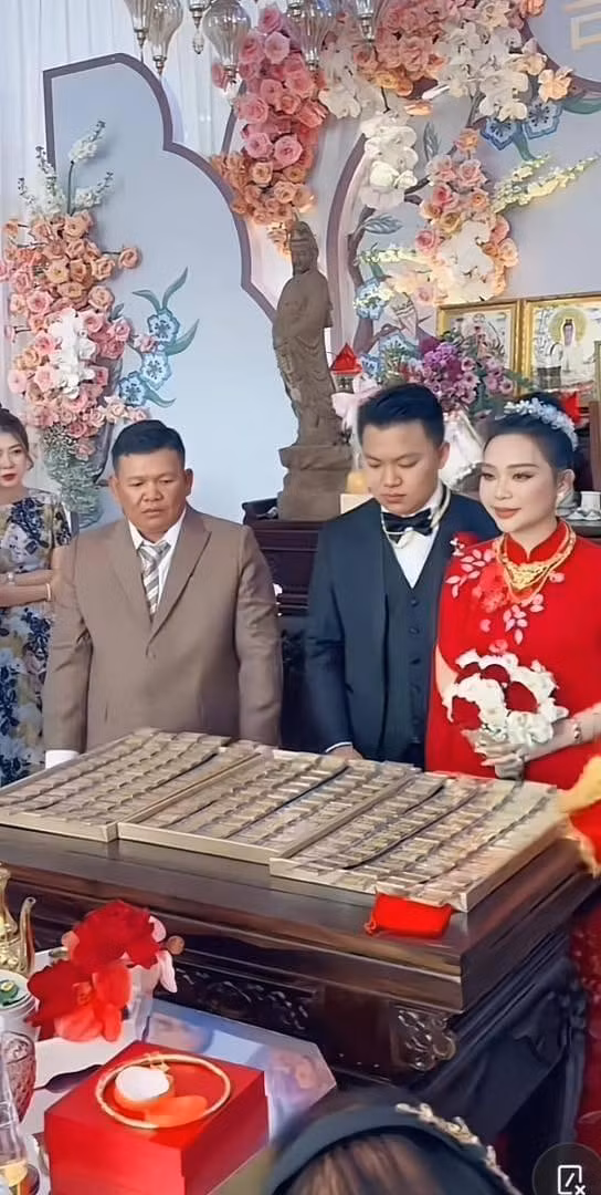 Cụ thể, mẹ chú rể vừa cho hai vợ chồng 200 cây vàng làm vốn thì ngay lập tức bố cô dâu rút 30 sổ đỏ, 30 cây vàng, 2 hột xoàn, 1 xe BMW, 1 đồng hồ Rolex và thêm 2 căn hộ cao cấp trao cho 2 con.