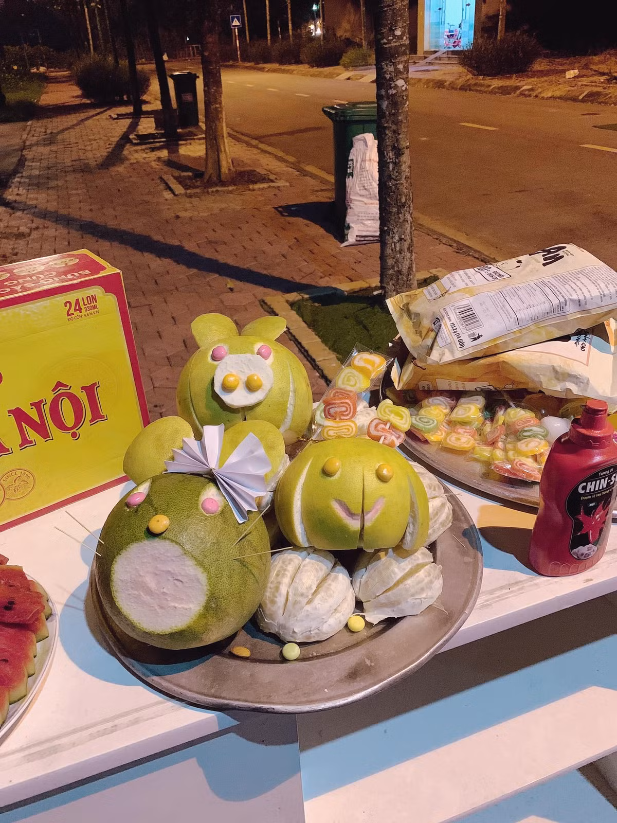 Ngoài chó bưởi, nhiều chị em còn tận dụng vỏ bưởi, cả quả bưởi để tạo hình con vật...nhưng nó lạ lắm.