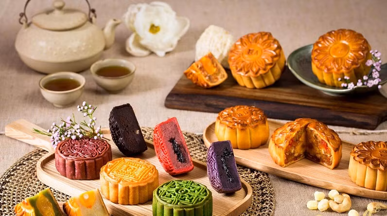 Ngày nay, bên cạnh các nhân truyền thống thập cẩm, các nhà sản xuất và nhiều người làm bánh Trung thu handmade tung ra đủ loại nhân hấp dẫn khác.