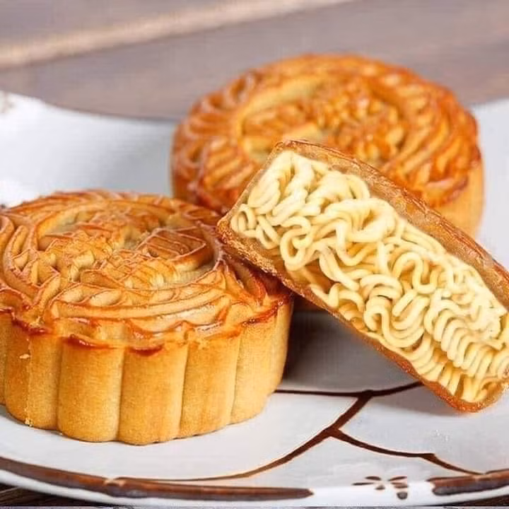 Bên cạnh những chiếc bánh Trung thu nhân độc lạ có thật, cư dân mạng còn hài hước chế nhiều loại nhân bánh khác là những món ăn quen thuộc hàng ngày.