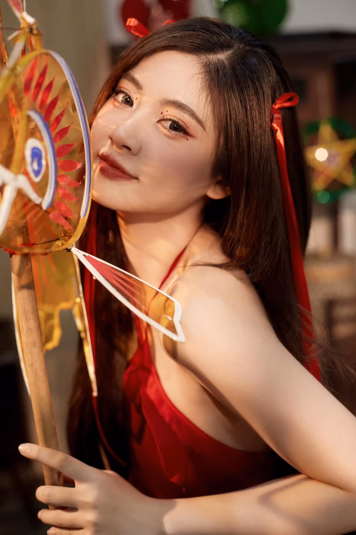 Hot girl Sài Thành này thu hút người đối diện bởi gương mặt trong sáng, nụ cười hiền và má lúm duyên dáng trên khuôn mặt.