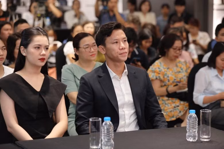 So với các nàng WAG khác thì Thùy Phương là bóng hồng có phong cách ăn mặc khá hiền dịu cho dù cô có xuất thân là hoa khôi.