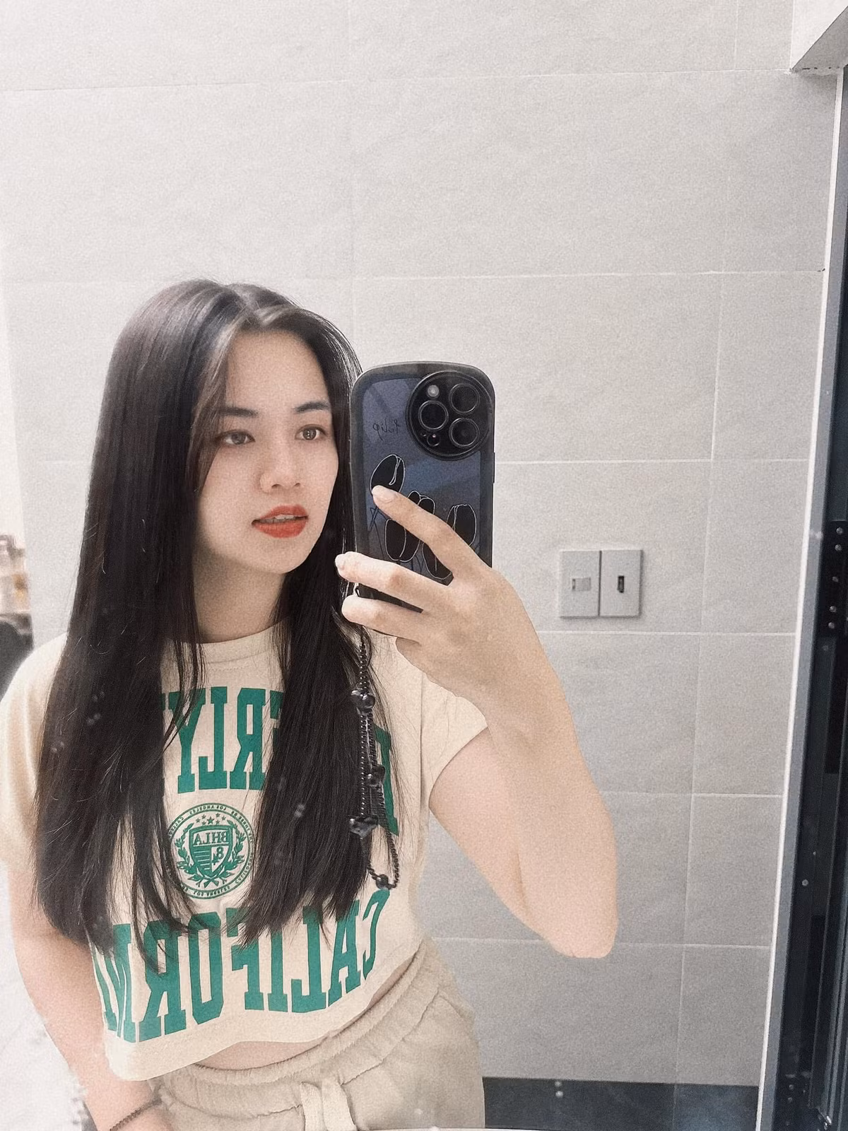 Thùy Phương được khen là người phụ nữ đảm đang, khéo léo vun vén cho gia đình nhỏ. Bà xã Quế Ngọc Hải cho biết, vợ chồng cô rất ít khi xảy ra mâu thuẫn vì cả hai đã hiểu rõ về nhau. Ảnh: FBNV