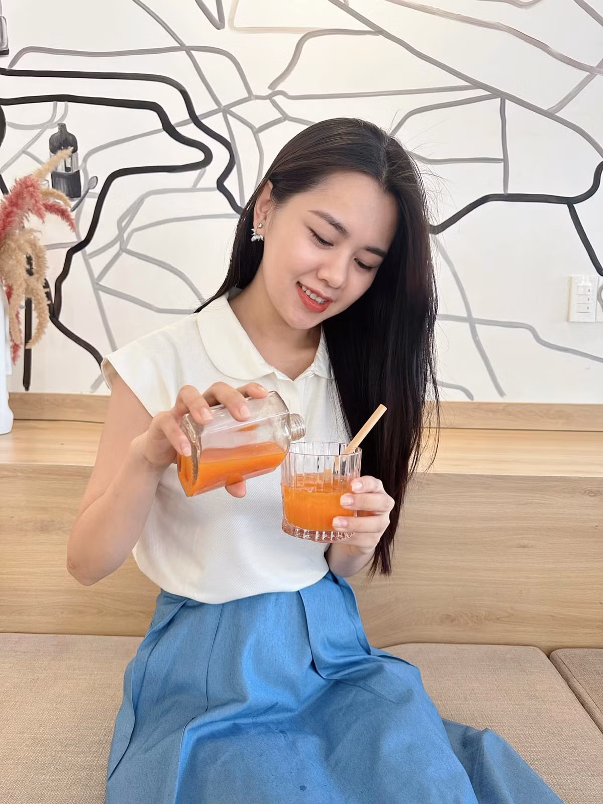 Ở ngoài đời, vợ Quế Ngọc Hải gây ấn tượng bởi nhan sắc xinh đẹp, dịu dàng.