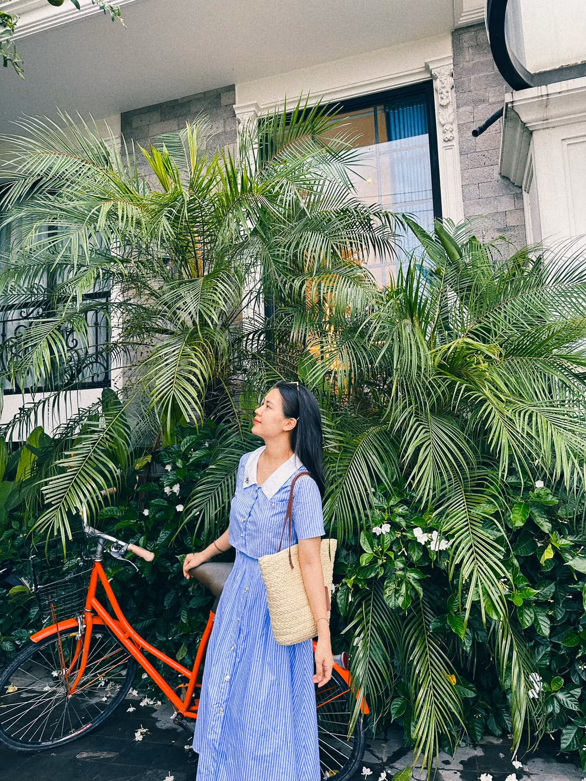 Quế Ngọc Hải đã thầm thương trộm nhớ nàng Hoa khôi với gương mặt ngây thơ, trong sáng nhưng anh cũng mất hai năm để theo đuổi mới nhận được lời đồng ý yêu của nàng.