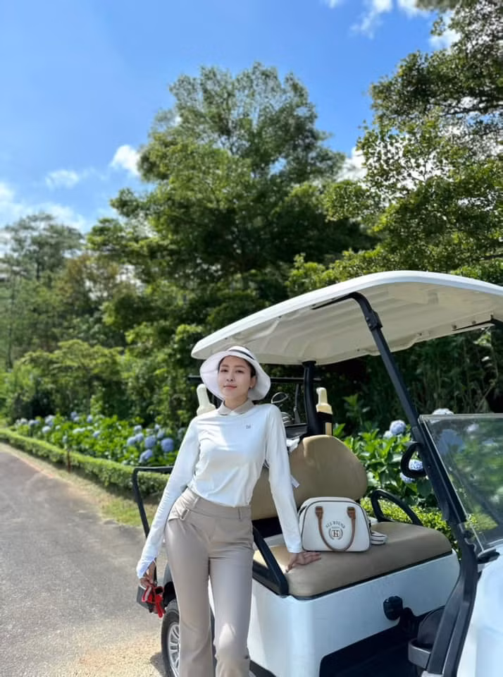 Bên cạnh đó, Trâm Anh cũng trả lời những nghi vấn về việc chơi golf để cặp đại gia. Theo đó, nàng hot girl nêu rõ quan điểm: ''Thật ra, với những chị em mà mình quen biết thì họ cũng đã có nguồn kinh tế ổn định thì mới chơi bộ môn này. Còn với suy nghĩ 'ra sân golf để làm quen với đại gia', theo mình chỉ có người không chơi golf mới nghĩ thế thôi...".
