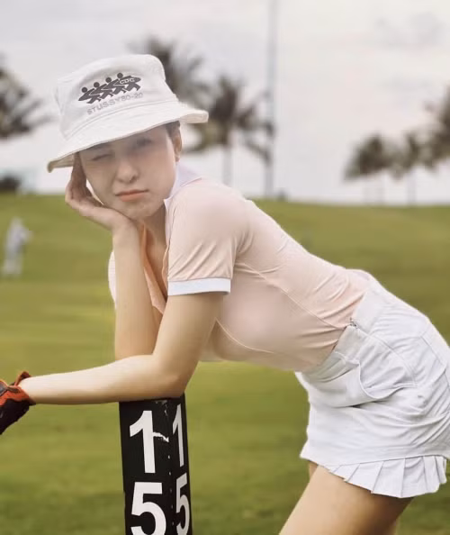 Cụ thể, Trâm Anh chia sẻ: "Mình chơi nhiều bộ môn, golf giúp mình thấy thư giãn, tinh thần thoải mái hơn sau mỗi lần ra sân. Theo mình, để giảm cân hiệu quả, tập luyện thôi là chưa đủ, 70 - 80% là phụ thuộc vào chế độ ăn uống. Chỉ cần có một chế độ dinh dưỡng phù hợp thì bạn tập bất kể bộ môn gì cũng có thể giảm cân. Còn với mình, dù chơi golf nhưng mình vẫn tập thêm gym, cardio để cơ thể được săn chắc hơn''.