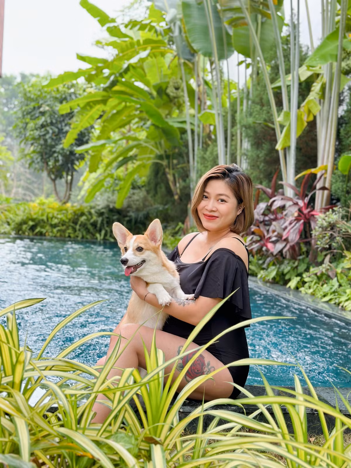 MC Hoàng Linh cho biết, khoảng 2 tuần nữa cô "lâm bồn". Cận kề sinh nở nhưng mẹ bầu vẫn tự tin diện áo tắm khoe vóc dáng.