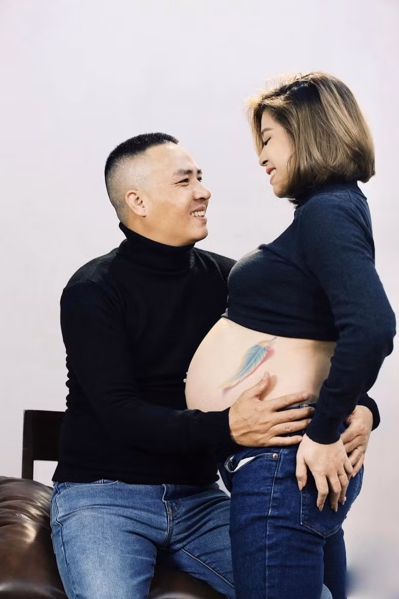 Những hình ảnh khoe bụng bầu mới đây của MC Hoàng Linh vẫn được cư dân mạng đặc biệt quan tâm. Ảnh: FBNV