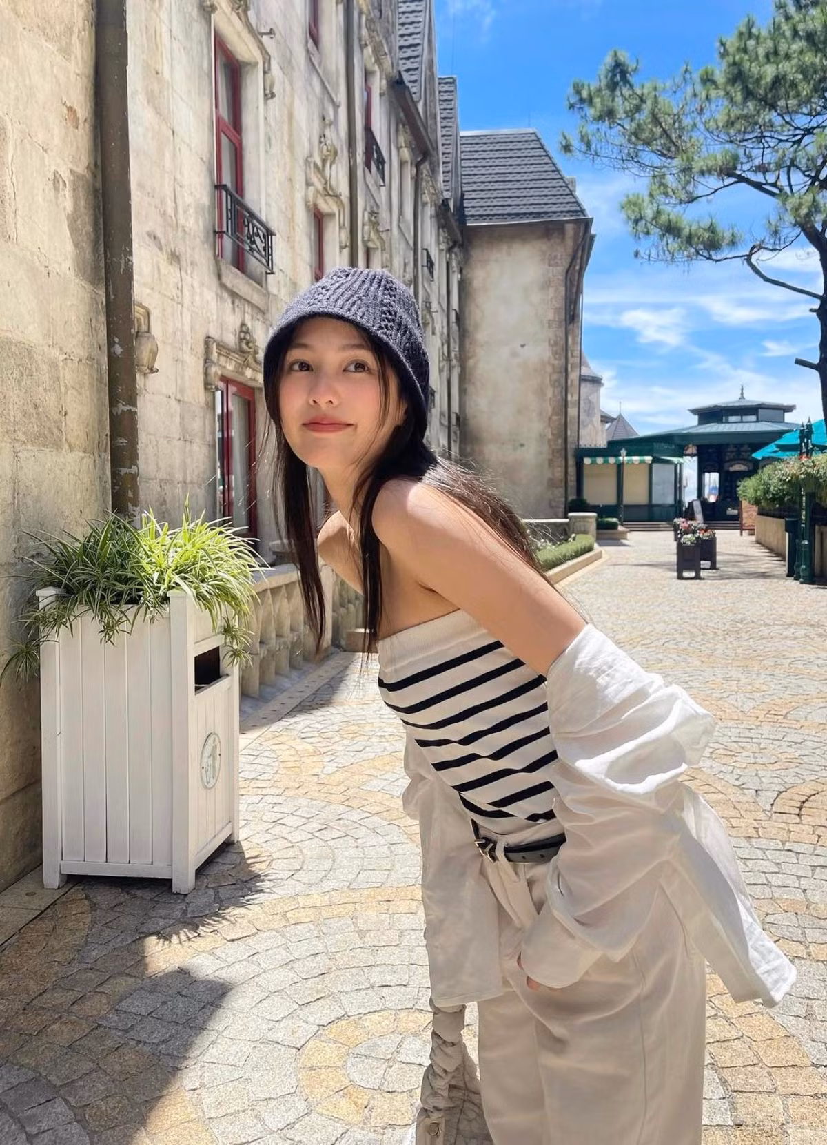 Ngoài công việc kinh doanh, hiện tại Pimtha là người mẫu ảnh và gương mặt đại diện cho nhiều nhãn hàng nổi tiếng ở Thái Lan và cả thế giới.