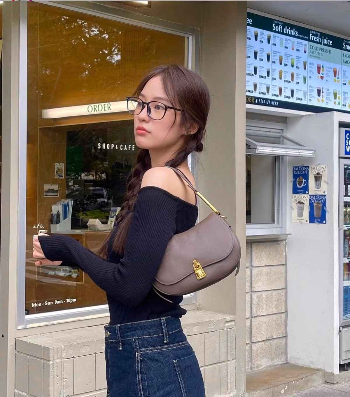 Pimtha có chiều cao khiêm tốn 1,54 m nhưng là một trong những cô nàng truyền rất nhiều cảm hứng thời trang cho giới trẻ.