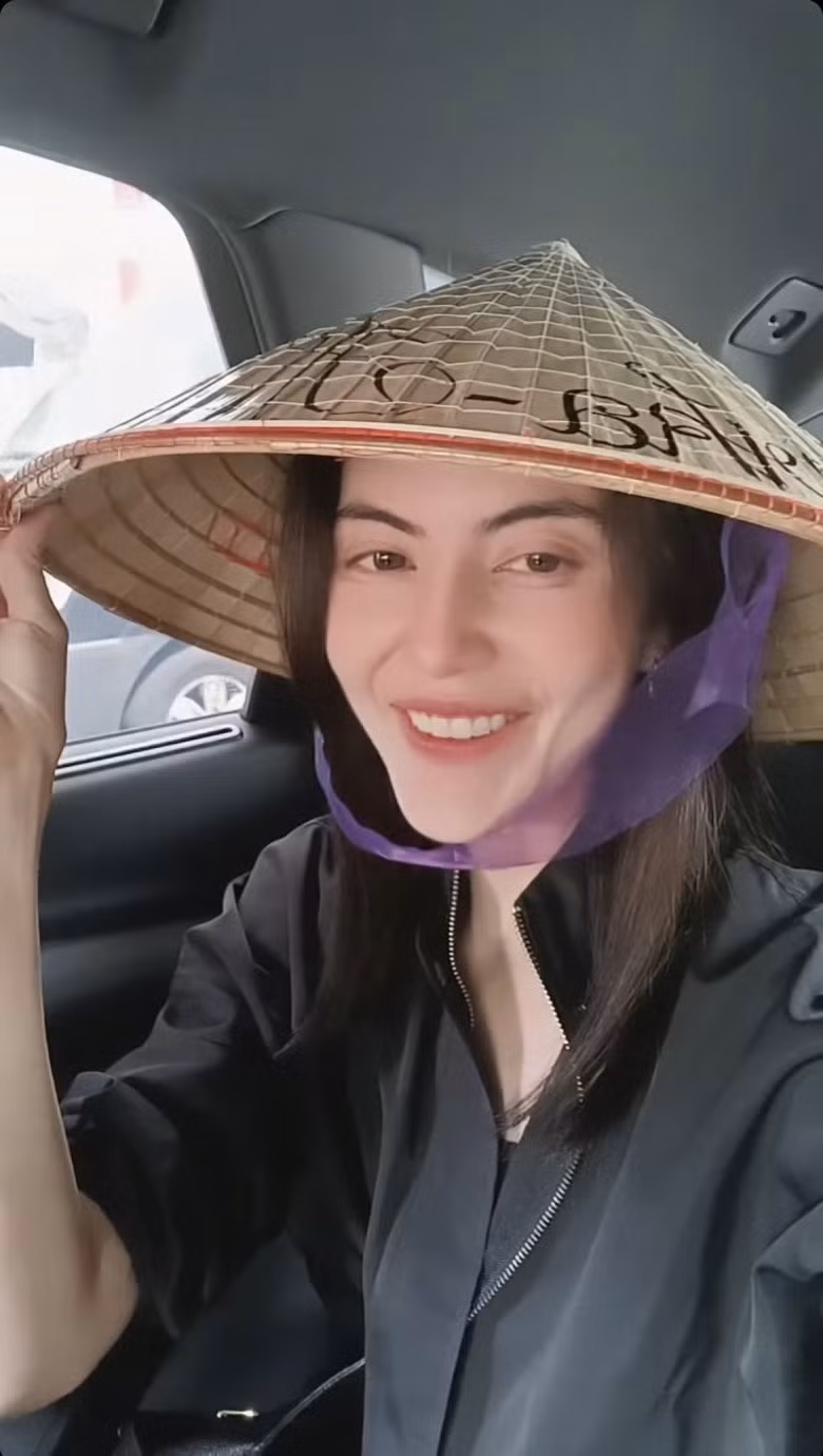 Vừa đáp máy bay, Mai Davika đã được nhận món quà đó chính là nón lá Việt Nam, cô nàng cũng hí hửng đội lên và check in.