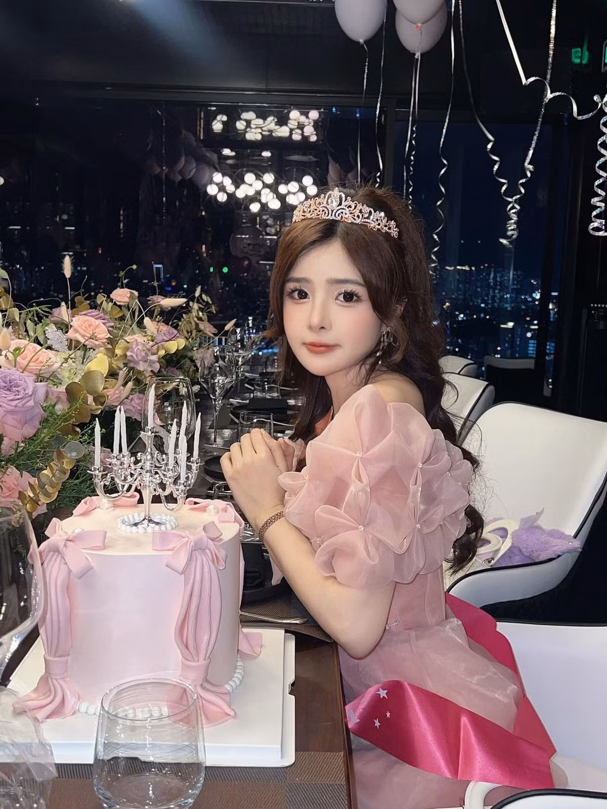 Phong cách của cô nàng cũng trưởng thành hơn nhưng vẫn mang vẻ nữ tính, mềm mại và có sức hút đặc biệt.