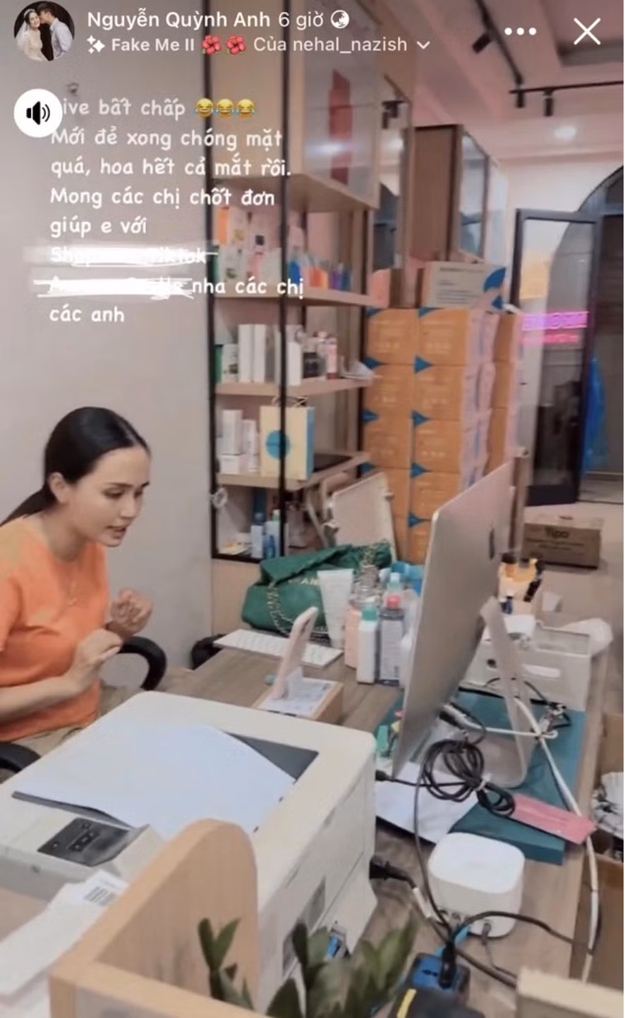 Bên cạnh những món hàng hiệu đắt đỏ như quần áo, trang sức,... thì niềm đam mê với túi hiệu của Quỳnh Anh cũng được thỏa mãn khi cô liên tục tự tậu những chiếc túi xách giá hàng trăm triệu đồng.