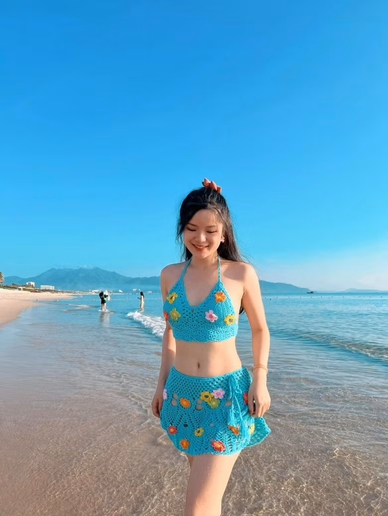 Hà Đan sở hữu chiều cao hạn chế, nhưng mỗi lần cô diện bikini tạo dáng thì trông như cao 1m6 vì tỷ lệ hình thể và vóc dáng cân đối, hài hoà.