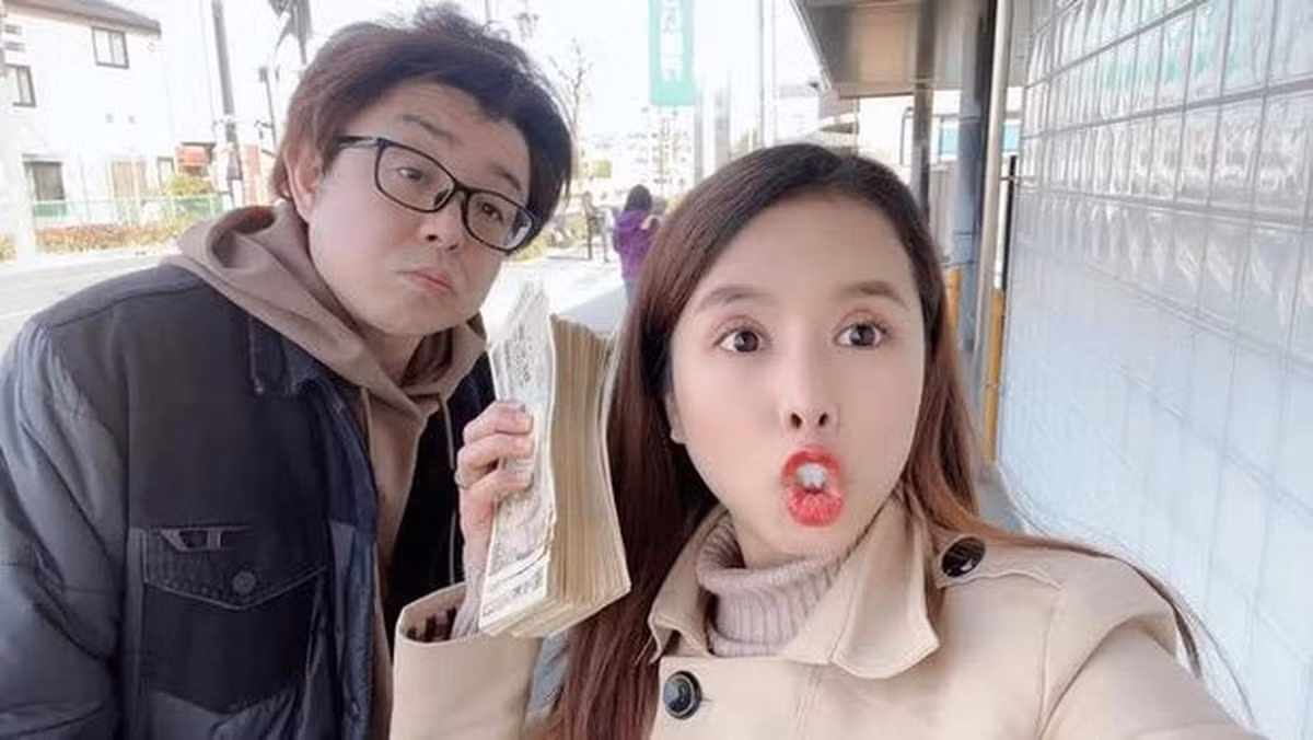 Công việc nhà một tay Teru cũng một tay chồng làm hết vì sợ vợ vất vả.
