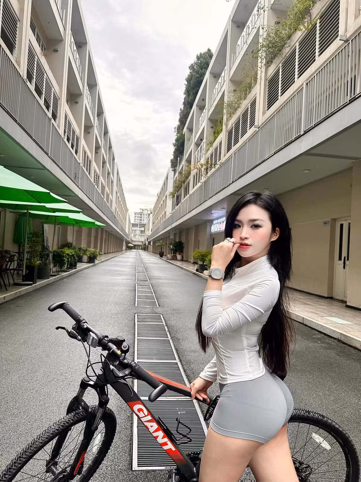 Mới đây, trên trang Facebook cá nhân, Bảo Trân lại tiếp tục gây chú ý khi đăng tải hình ảnh diện đồ tập bó sát đạp xe.