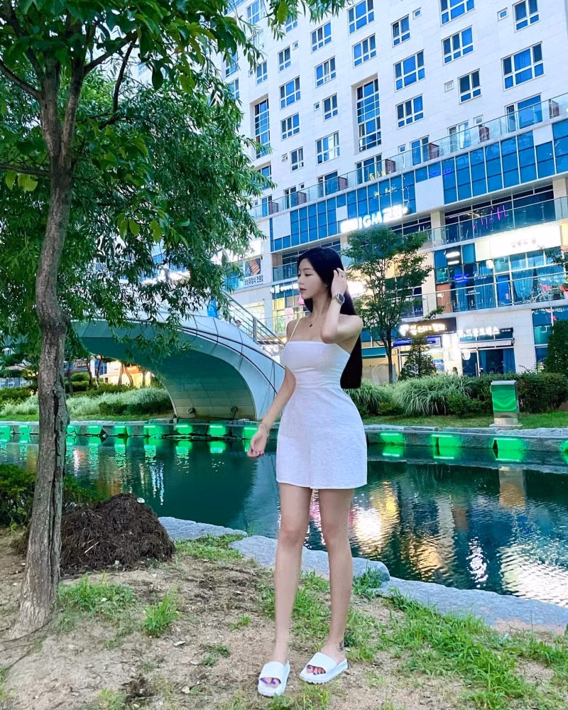 Hot girl Hàn Quốc này còn sở hữu làn da trắng sứ, nhiều người còn ví làn da này như Bạch Tuyết đời thực.