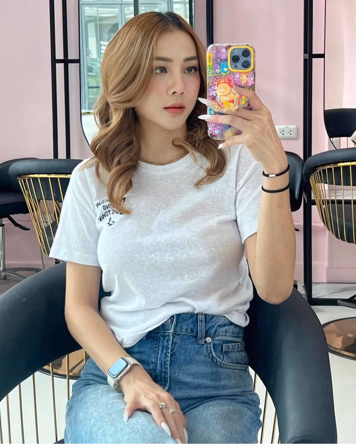 Không chỉ biết chụp độc nội y, bản thân Soraya Upaiprom cũng sáng tạo ra vô vàn kiểu tạo mix đồ lạ mắt với nội y, khiến cô trở thành icon thời trang được nhiều người hâm mộ.