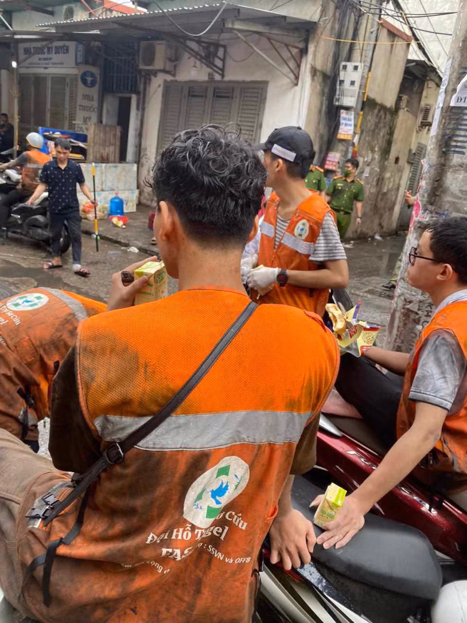 Được biết, đội FAS Angel do anh Phạm Quốc Việt (36 tuổi, Q.Thanh Xuân, Hà Nội) sáng lập. Anh Việt cho hay mình làm công việc này một mình từ năm 2017. Đến tháng 9/2019, khi đã tích lũy kỹ năng và kinh nghiệm nhất định, anh chính thức thành lập đội hỗ trợ sơ cứu miễn phí cho người bị nạn.