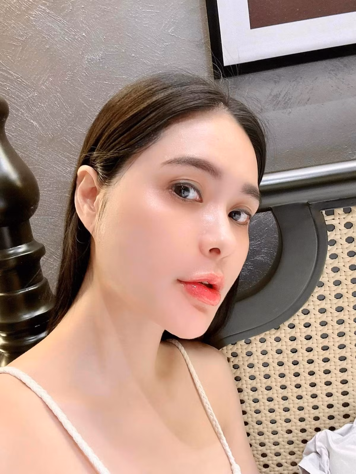 Bản thân cô cũng không ngại công khai đã dùng những biện pháp làm đẹp nào cho bản thân. Ảnh: Tổng hợp