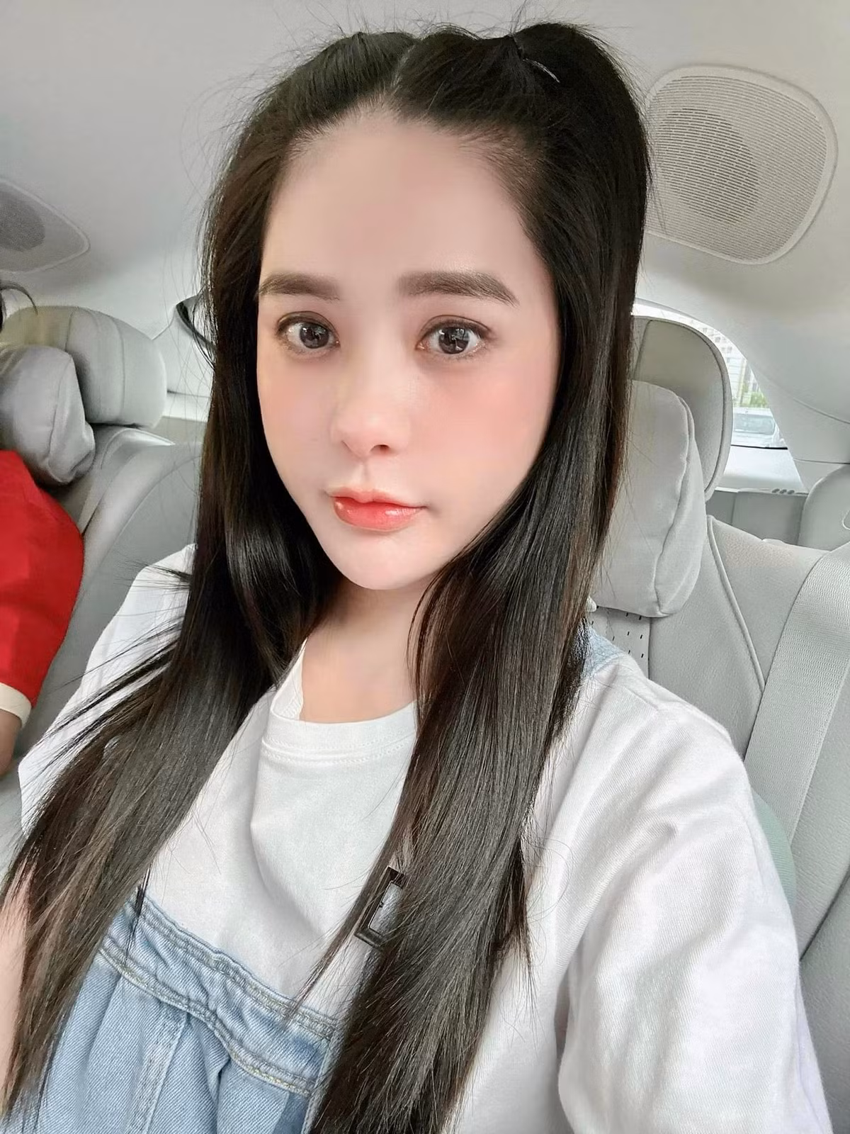 Chồng của nữ ca sĩ vốn là người chiều vợ, không tiếc tiền mua tặng cô biệt thự, đồ hiệu hay xe hơi.