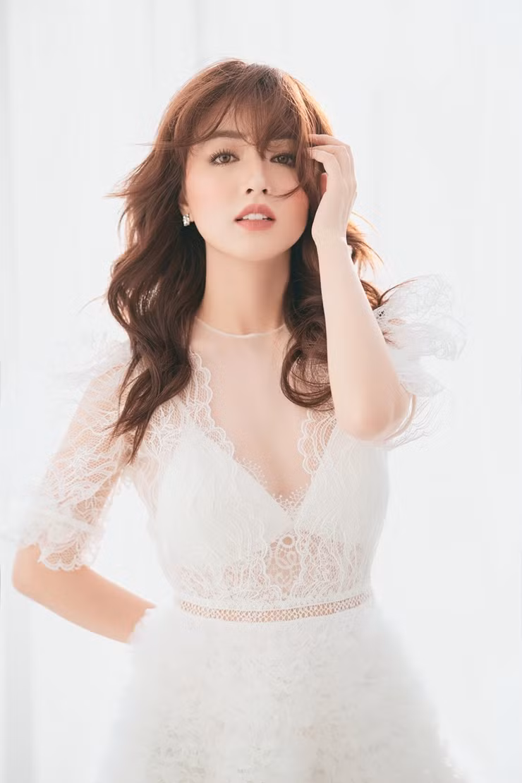 Một trong những lý do giúp Hồ Liên được nhiều người chú ý là nhờ ngoại hình xinh đẹp.