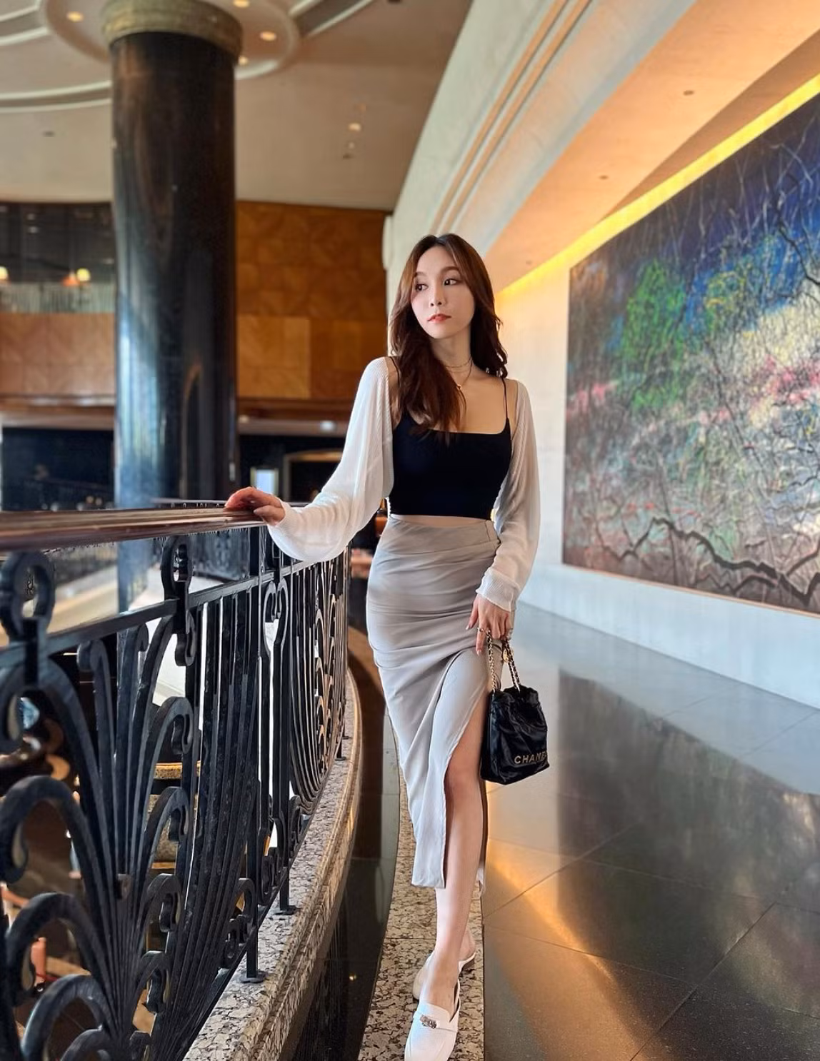 Cô nàng được mến mộ bởi vẻ đẹp yêu kiều, gương mặt sắc sảo, thần thái cuốn hút và sở hữu vòng eo con kiến.