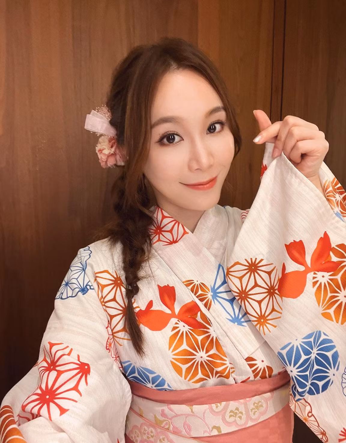 Hot girl Hồng Kông gây sốt cộng đồng mạng với nhan sắc chuẩn không cần chỉnh.