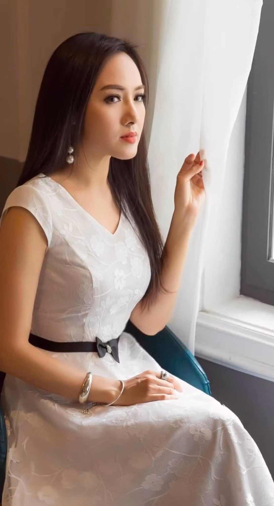 Thậm chí có cư dân mạng cho rằng cô còn đẹp hơn cả hồi dẫn Thời sự 19h trên sóng đài Quốc gia.