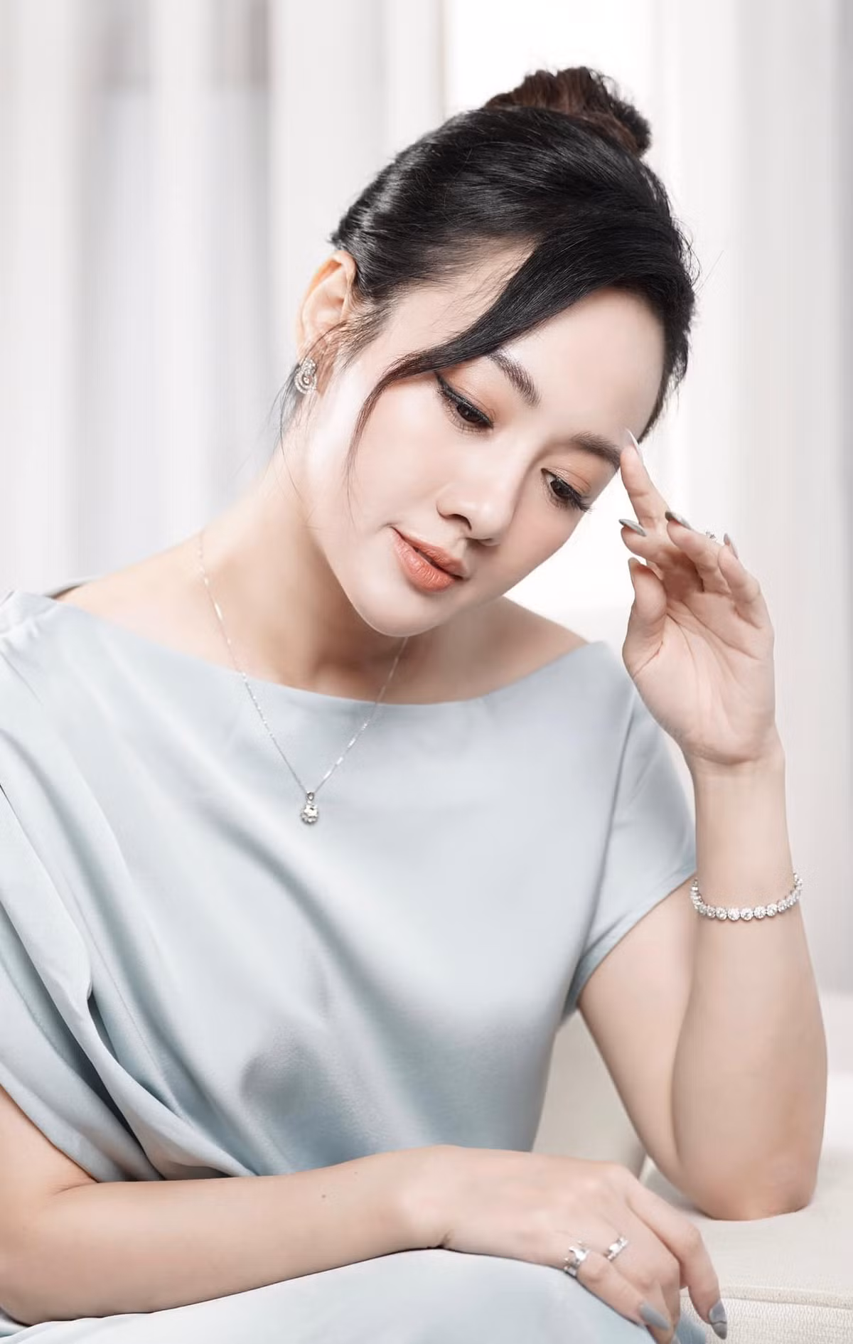 Ở tuổi 43, Hoài Anh vẫn giữ được sắc vóc xinh đẹp cùng thần thái sang chảnh mang nét riêng của mình.