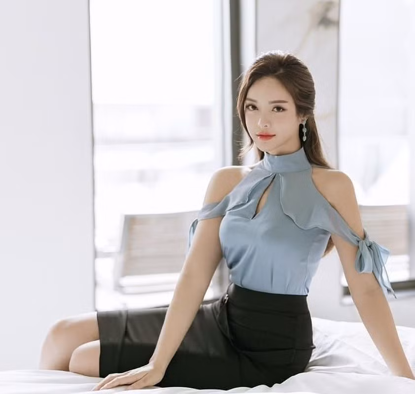 Jin Jin thường xuyên xuất hiện trên trang bìa các tạp chí thời trang và nhận được nhiều lời mời đóng quảng cáo từ các thương hiệu lớn.