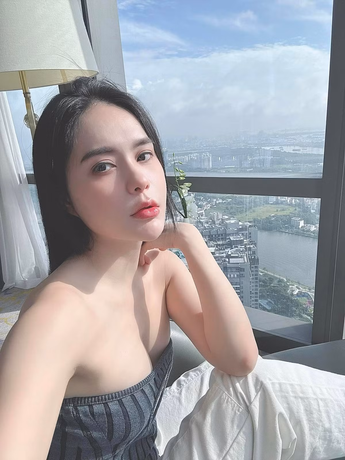 Thời gian gần đây vợ chồng Đoàn Di Băng rất hay được mời đến các sự kiện giải trí, nhan sắc nữ đại gia gây chú ý.