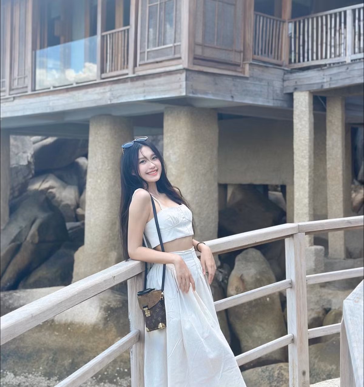 Người đẹp sinh năm 2001 muốn có cơ thể đầy đặn hơn bằng cách ăn thả phanh để lên cân nhanh chóng. Mục tiêu của cô nàng là tăng thêm 2 cân để phù hợp với chiều cao 1m67 của mình.
