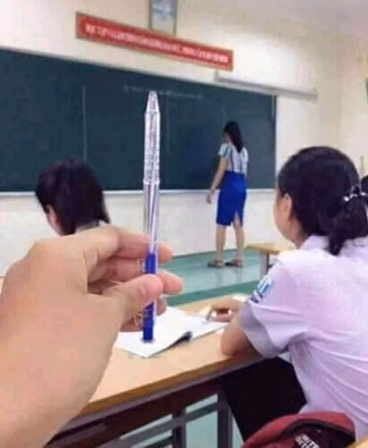 Đặc biệt những khoảnh khắc thầy cô giáo vô tình cosplay đồ dùng học tập của học sinh làm nhiều người bật cười.
