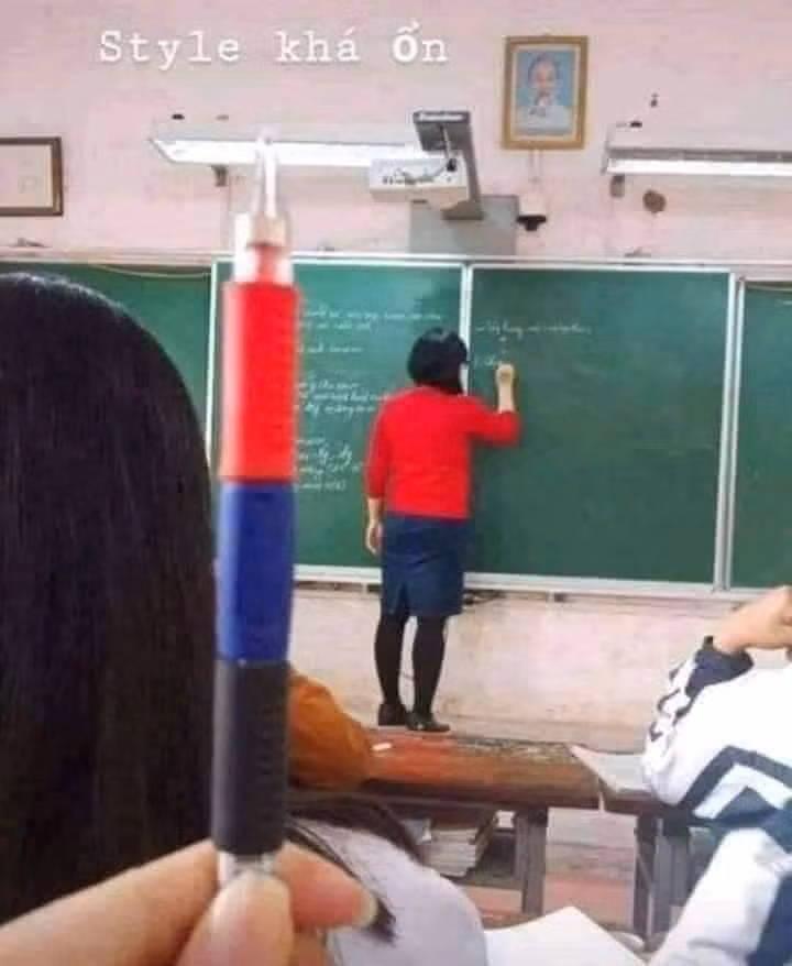 Trải qua đời học sinh, chắc hẳn ai cũng từng tham gia những trò nghịch ngợm quậy phá, và những màn cosplay này là một ví dụ điển hình. Những màn cosplay này có thể xuất phát từ sự tinh nghịch, lém lỉnh của học trò, nhưng cũng có thể là do sự trùng hợp ngẫu nhiên.