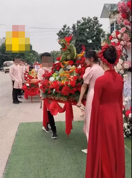 Để đưa được tráp vào nhà cô dâu, chú rể phải dùng kiệu để nâng đỡ. Qua đó cho thấy phía nhà trai đã rất đầu tư cho mỗi tráp như thế nào. Ảnh: Chửi Thuê