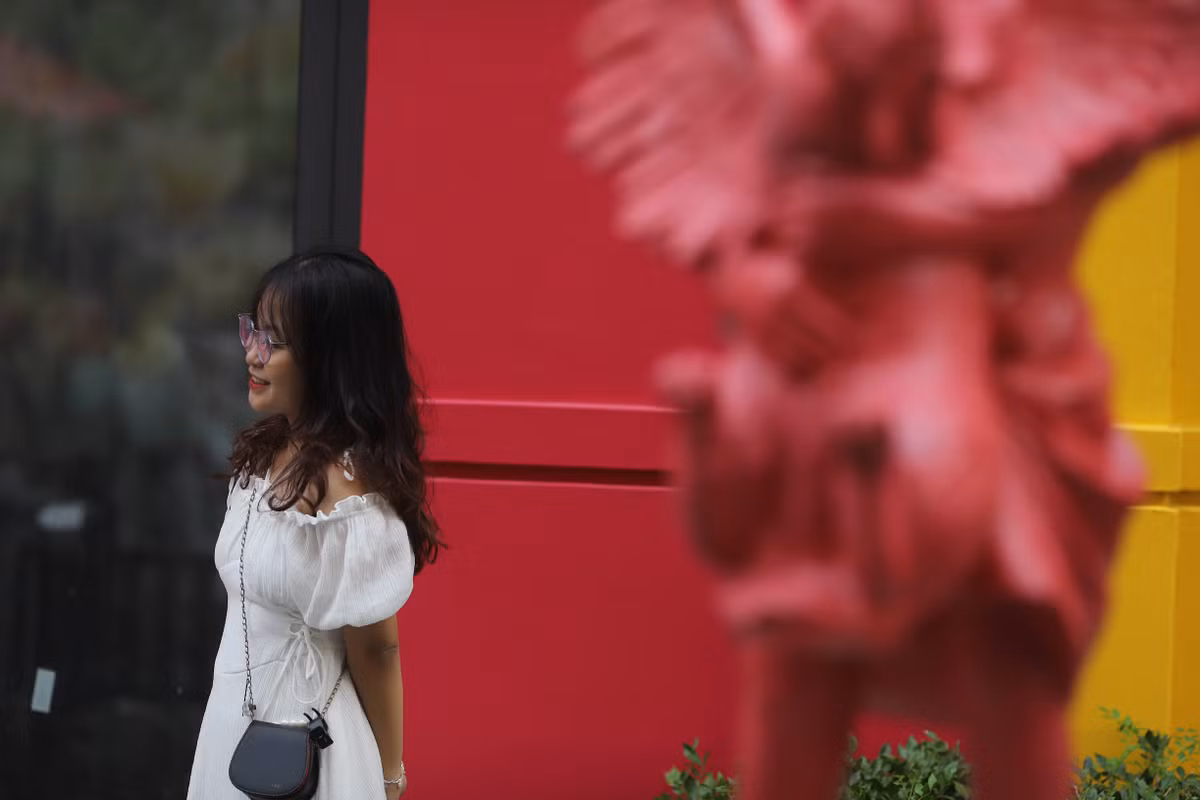 Mới được khai trương nhưng con phố nhỏ này đã được nhiều bạn trẻ săn đón bởi không gian đậm chất châu Âu giữa lòng Hà Nội.