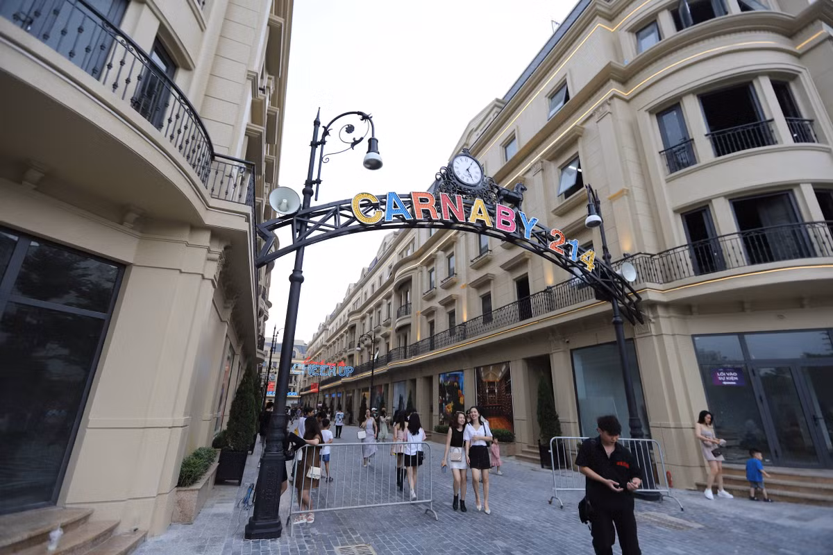  Phố đi bộ Carnaby 214 tên gọi khác là "Hang thỏ" dài 200m, nằm giữa tổ hợp Rue de Charme - Khu đô thị mới Hạ Đình, 214 Nguyễn Xiển, Hà Nội.
